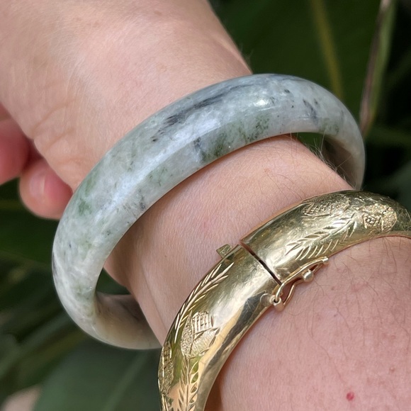 Light and dark green jade bangle - Picture 5 of 10